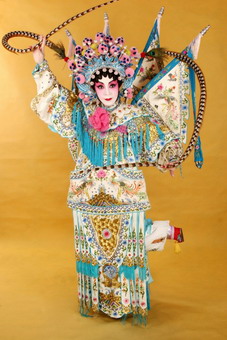  p>王超群,香港粤剧演员,正印花旦,60年代初学戏,70年代入行,擅演扎脚