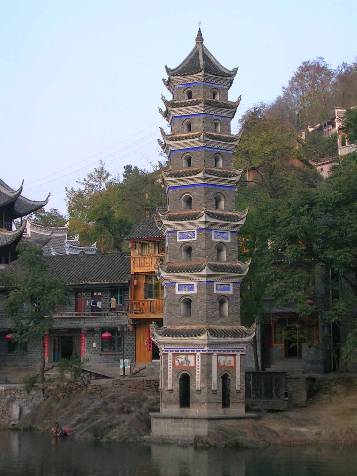 xnkjpw">万名塔,位于 a target="_blank" href="/item/凤凰古镇/4246"