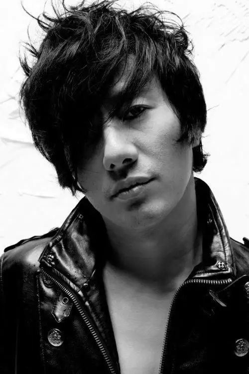  p>郑钧,1967年11月6日出生于陕西省西安市,中国摇滚乐男歌手,现居