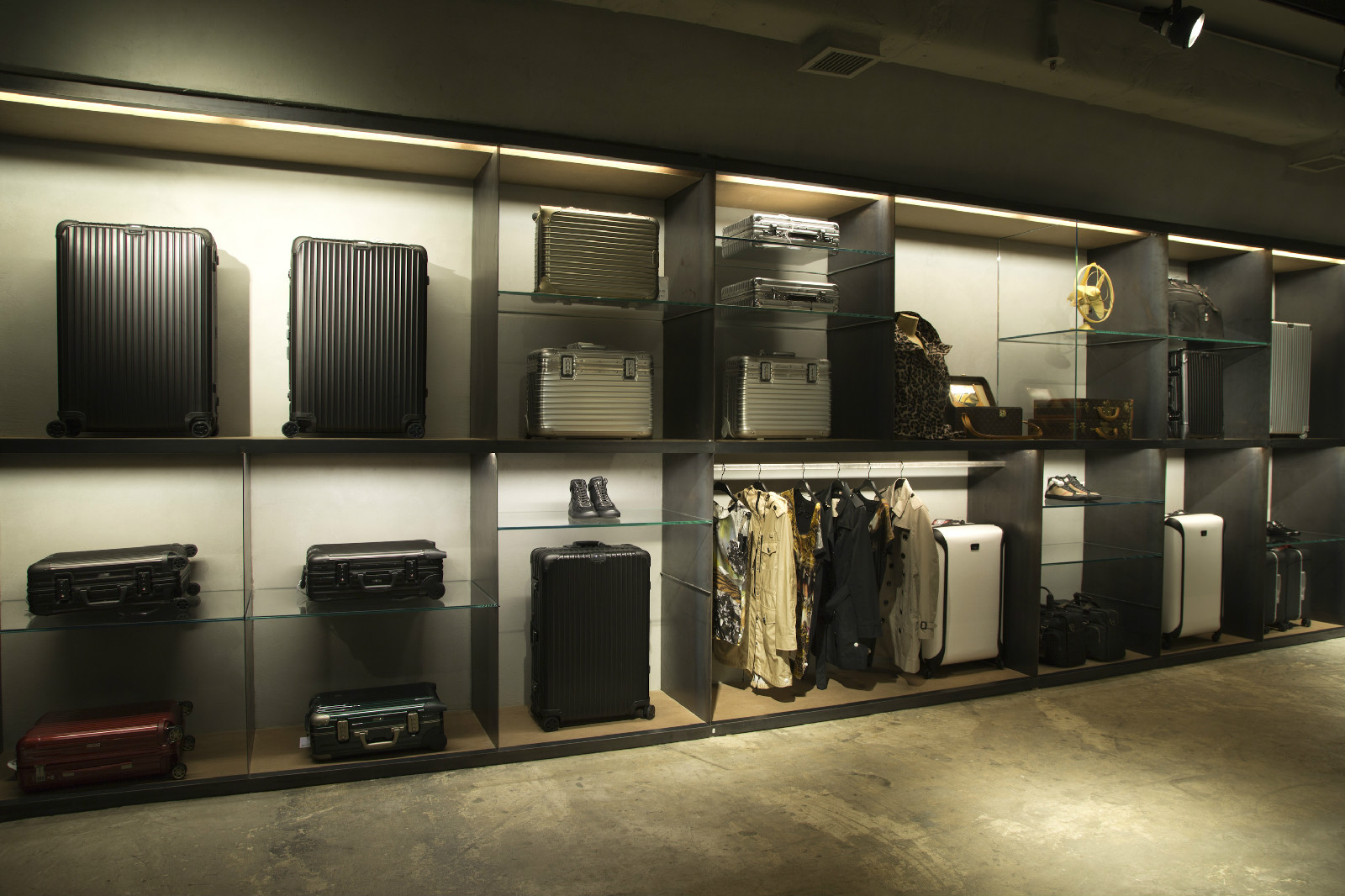  p>庞蓓(pompei) 是香港的大型欧洲名牌专卖店,云集接近300个国际顶级