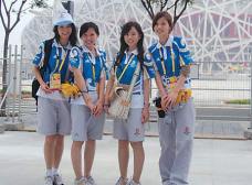 2008編輯奧運會韋慧曉（左一）與其他志願者合影