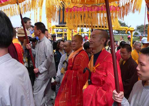 1983年5月在峨眉山万年寺发心出家,礼惟清法师为剃度恩师,1985年11月