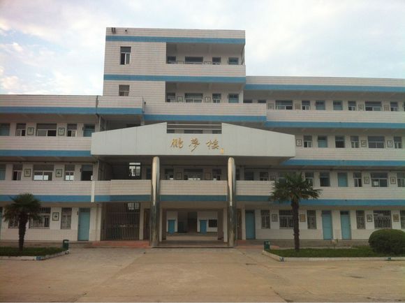  p>钦工中学坐落在淮安市淮安区古镇钦工镇西首(毗邻淮涟路).