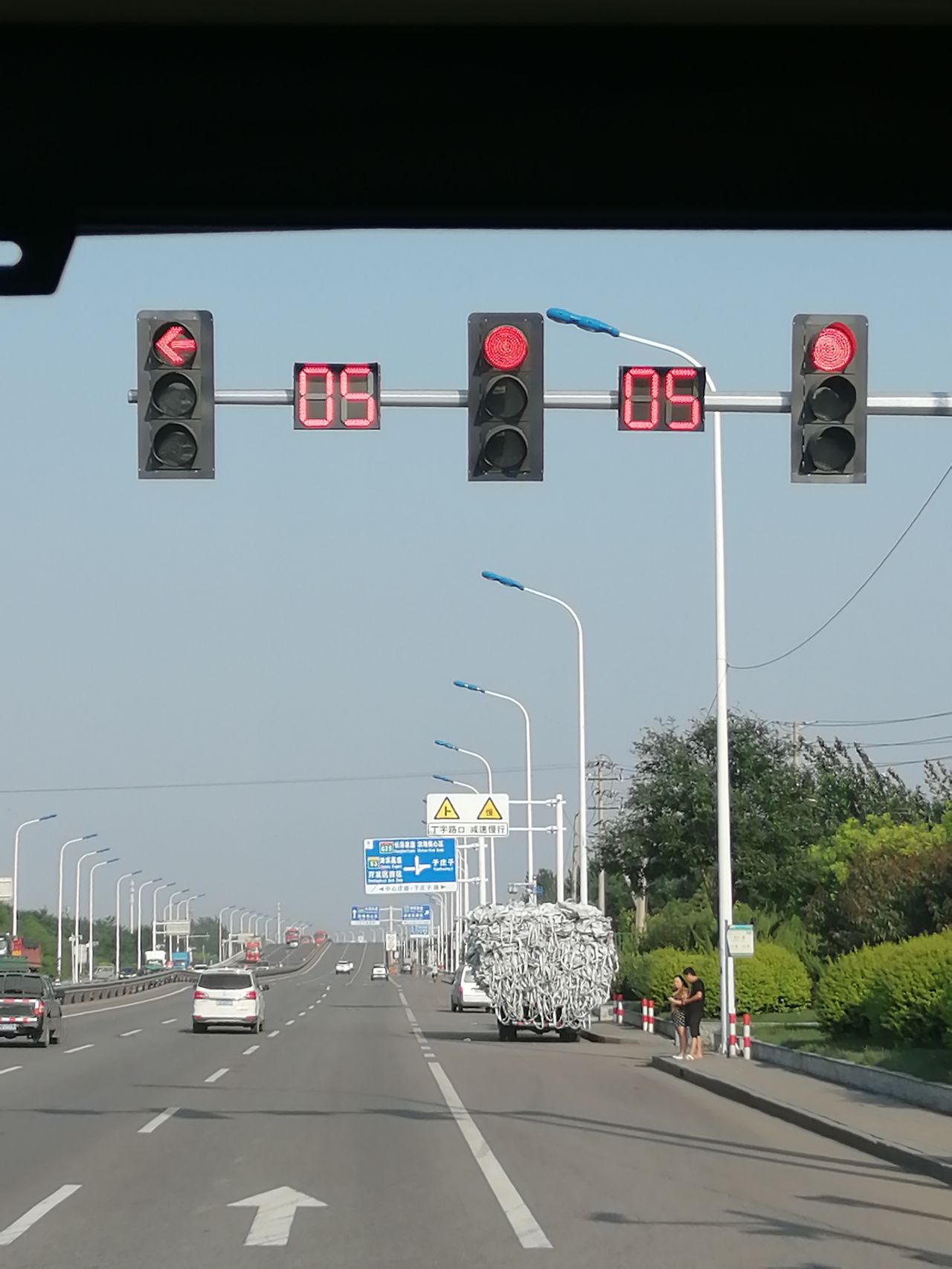  p>机动车信号灯是一种恒流电源供电的为机动车作出指示的信号灯. /p>