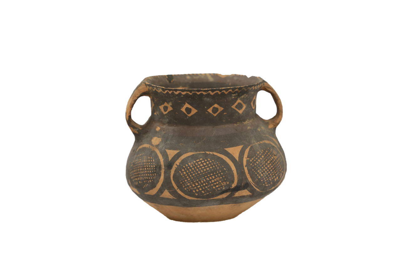  p>泥质红陶,胎呈黄色.侈口,短颈鼓腹.颈部附有双耳.