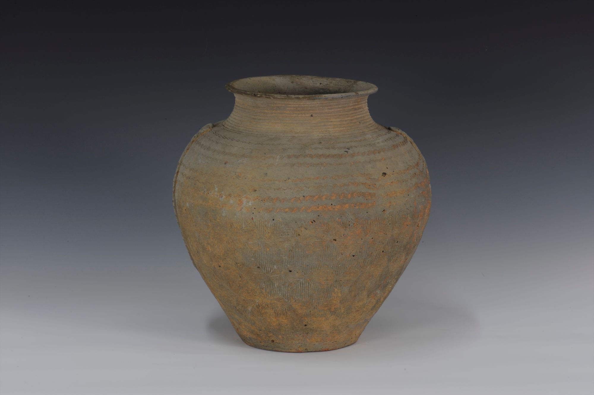 战国贴塑双耳几何纹灰陶罐