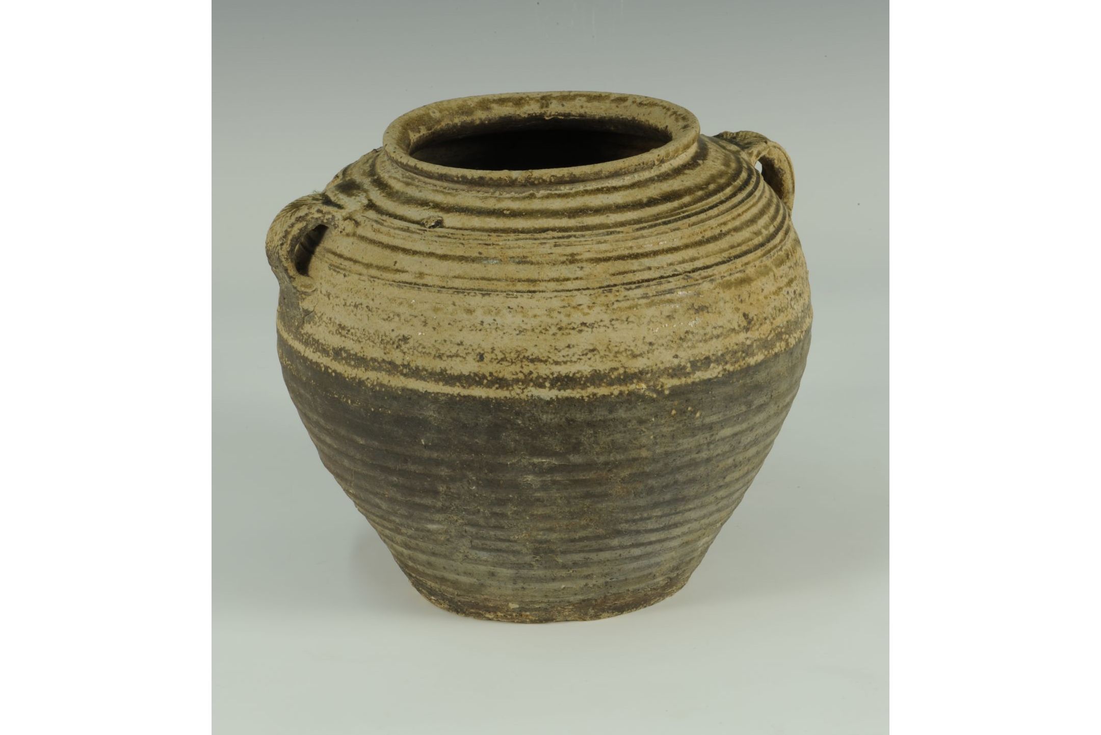 汉代青釉弦纹双耳罐