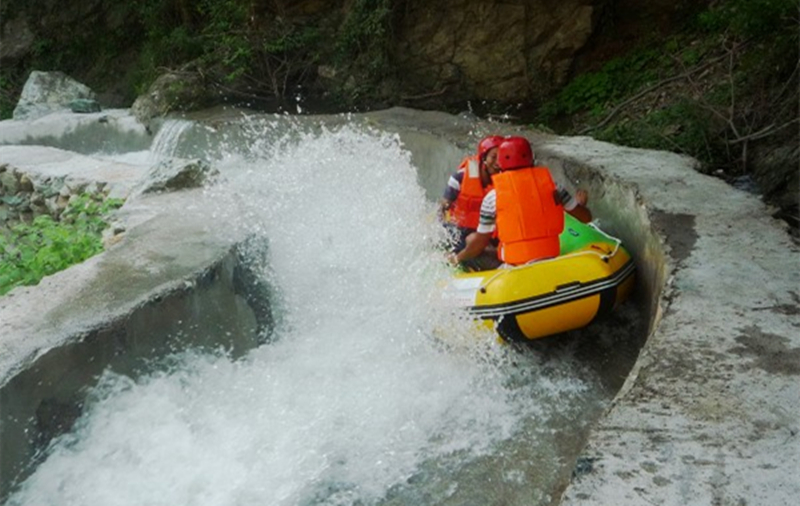  p data-id="gn3hu7pcty">天寨沟漂流河道全长3.8公里,落差136米.