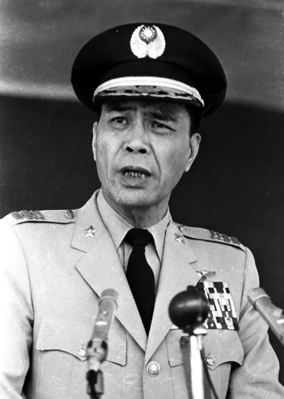 19),祖籍广东台山,美国华侨,空军二级上将,曾任空军副总司令,副参谋总