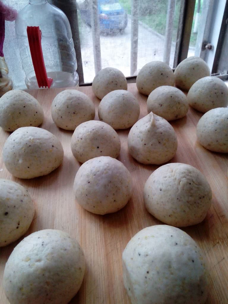 青稞馒头是一道美味的面点,主料有玉米面