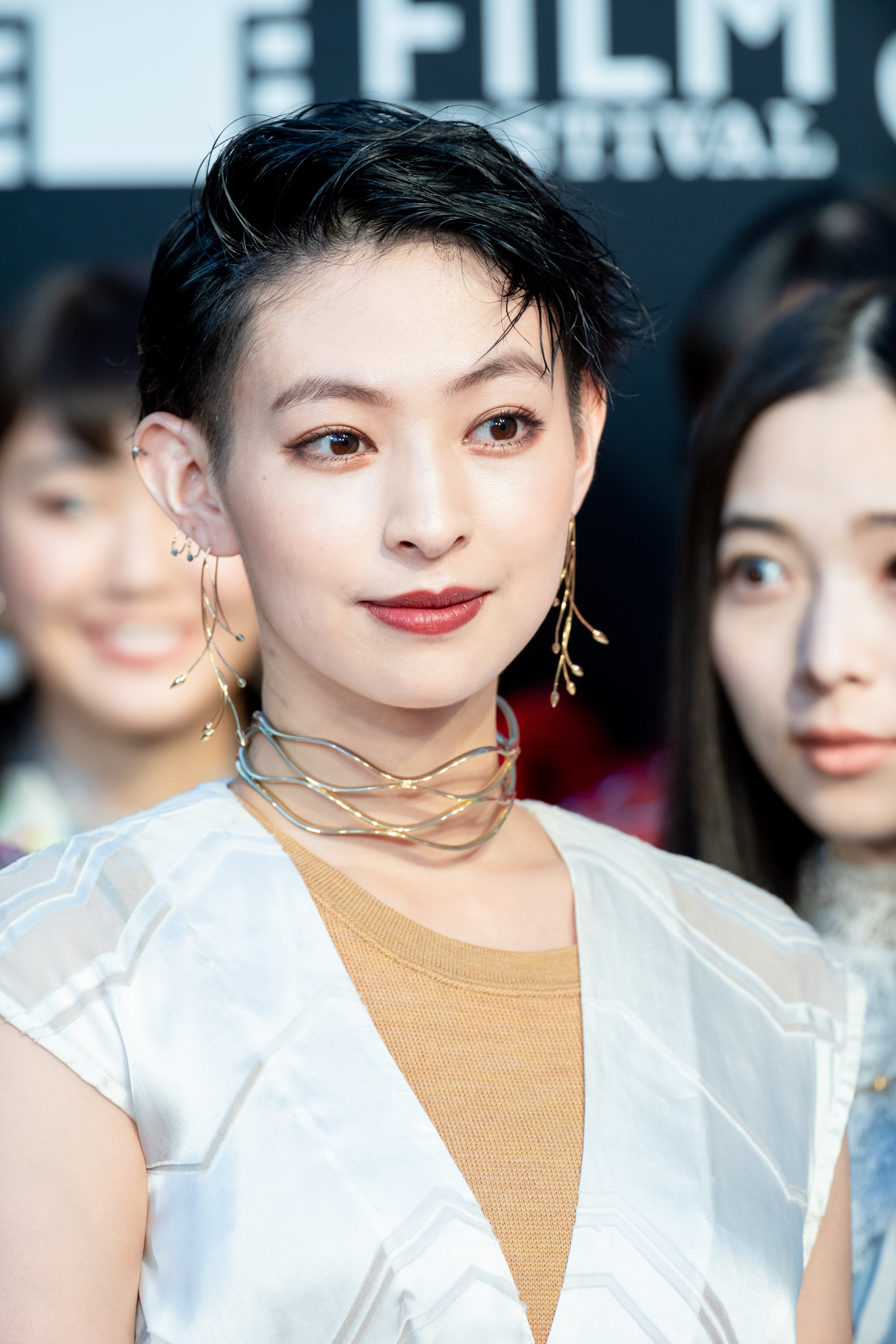 并参与了10周年特别纪念活动,后作为《blue cross girls》的麻豆