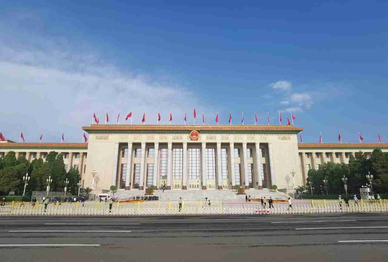  p>人民大会堂位于中国北京市天安门广场西侧,西长安街南侧.