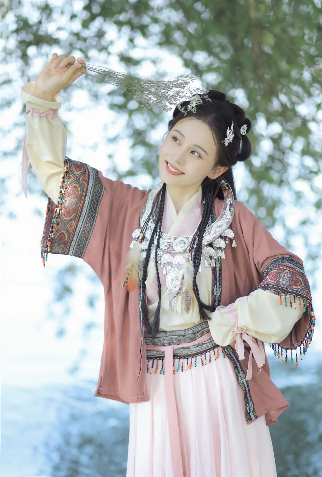  p>彭静娴,女,汉族,毕业于武汉大学表演系,演员.