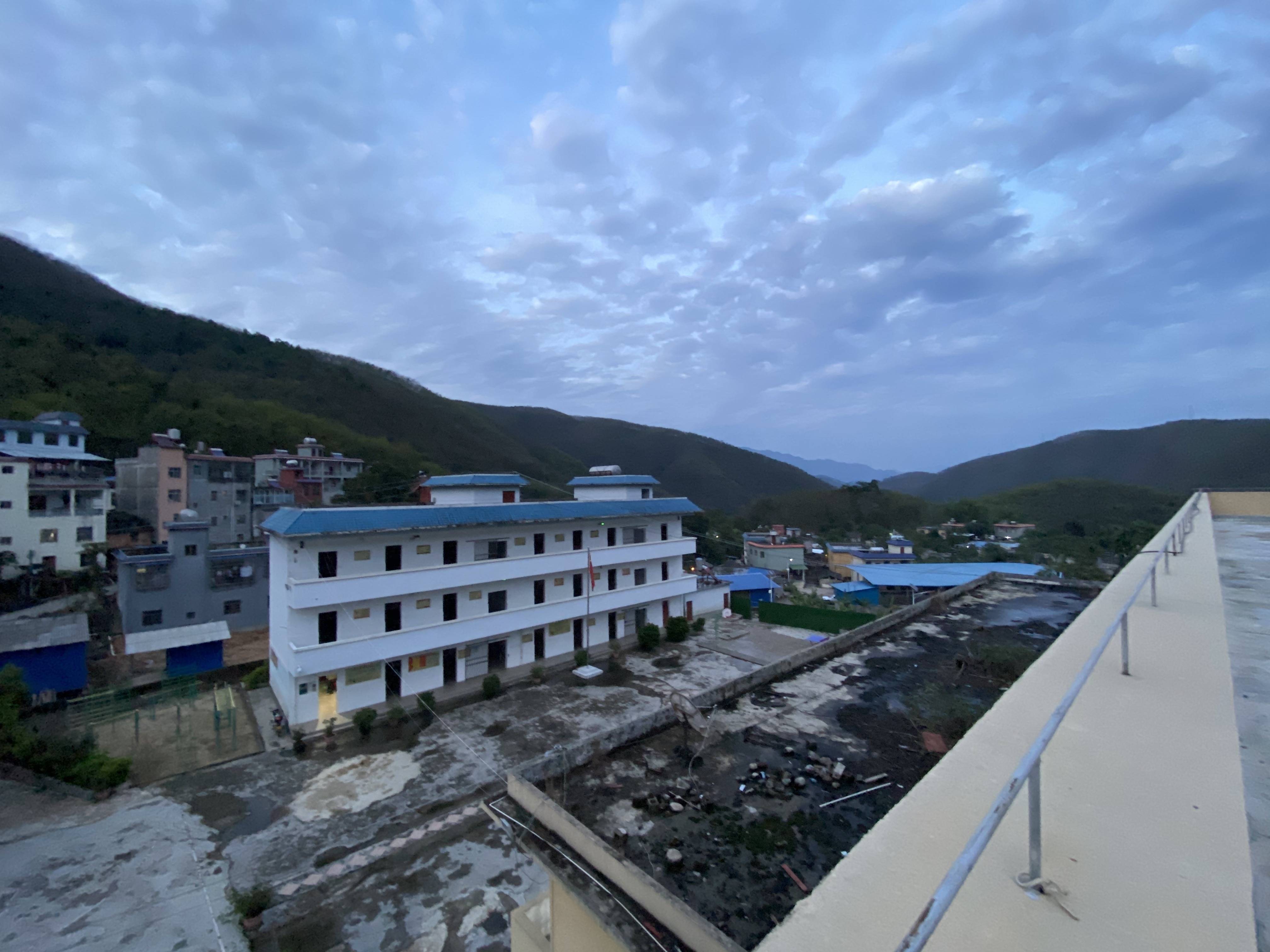  p>勐拉镇荞菜坪小学,隶属于云南省红河州金平县勐拉镇中心小学,原名"