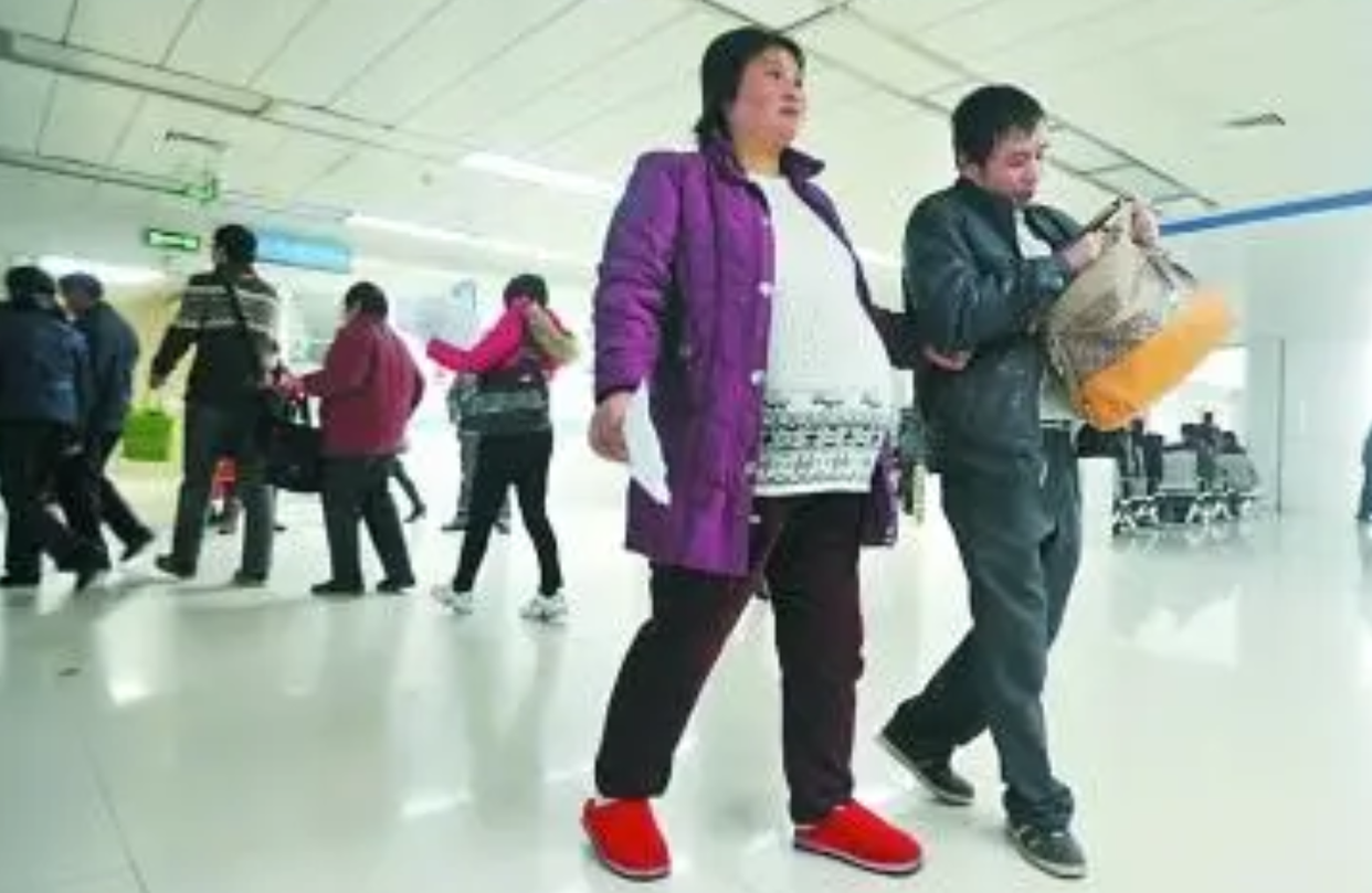 二胎孕妇临盆前被检查出孩子已停育2个月，儿子生下后一家人崩溃_百科TA说