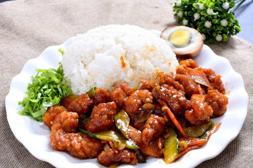  p>大肉盖饭是由猪肋条肉,稻米,小白菜等作为主要