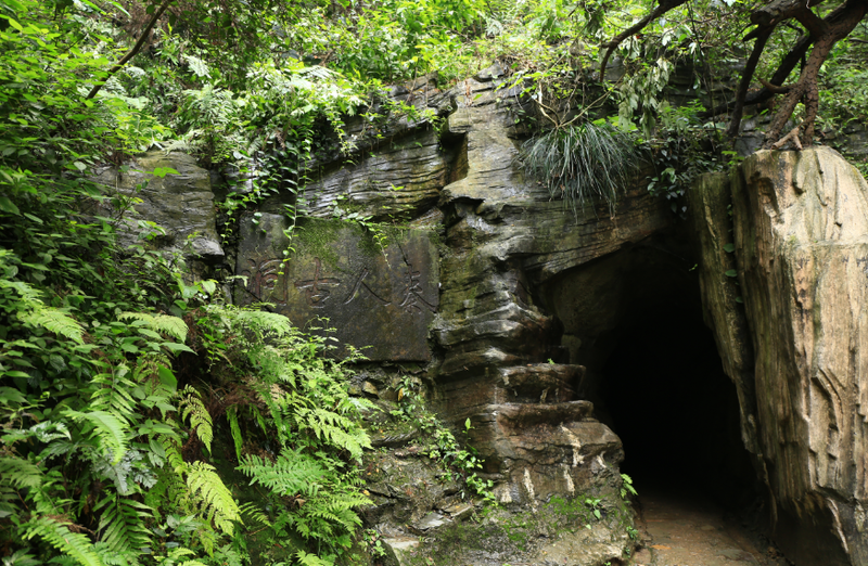  p>秦人古洞位于湖南省茶陵县枣市镇岩口村长春坞西端的山陬,是茶陵