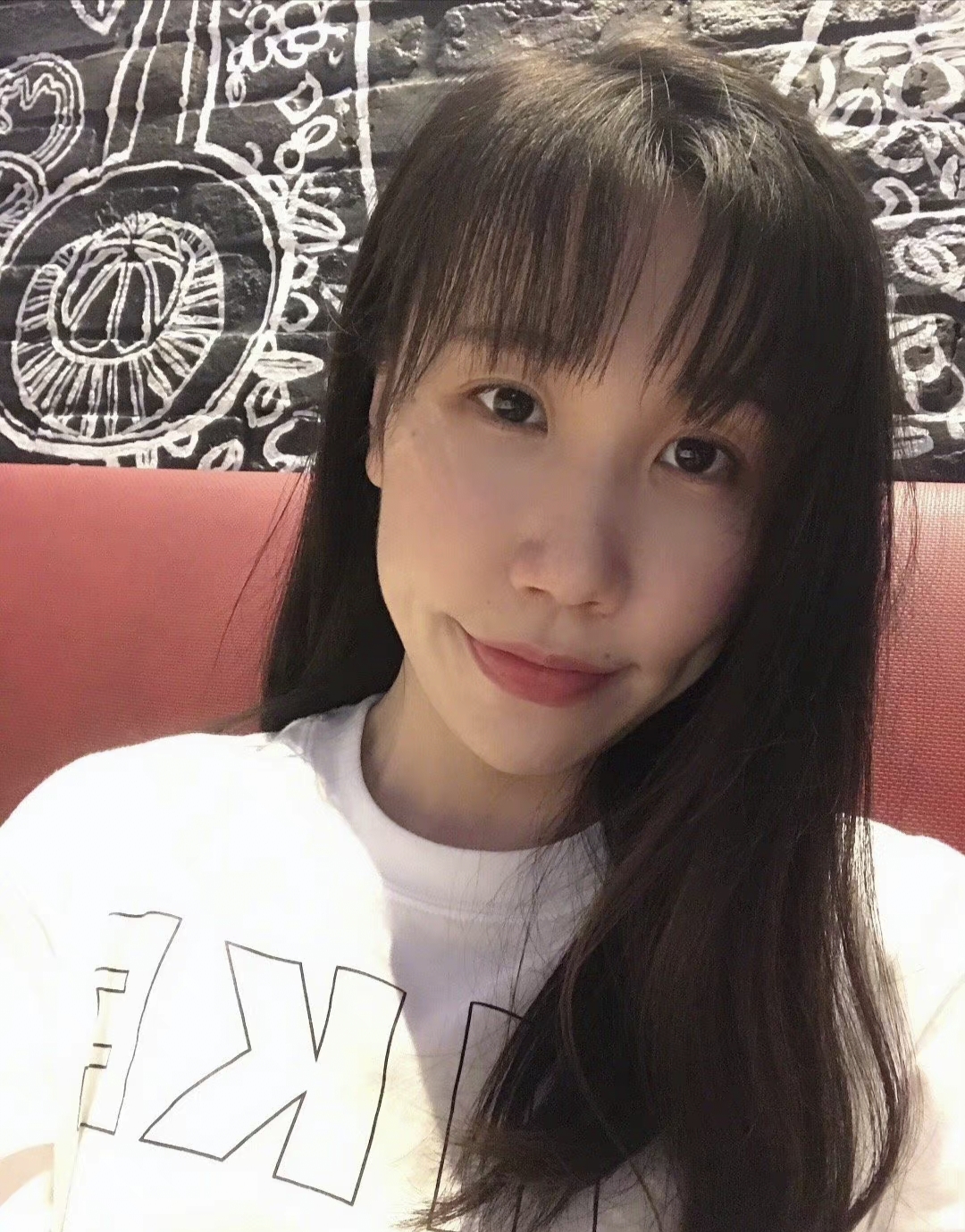  p data-id="gntmoacwp5">小凌,原名贺婕.