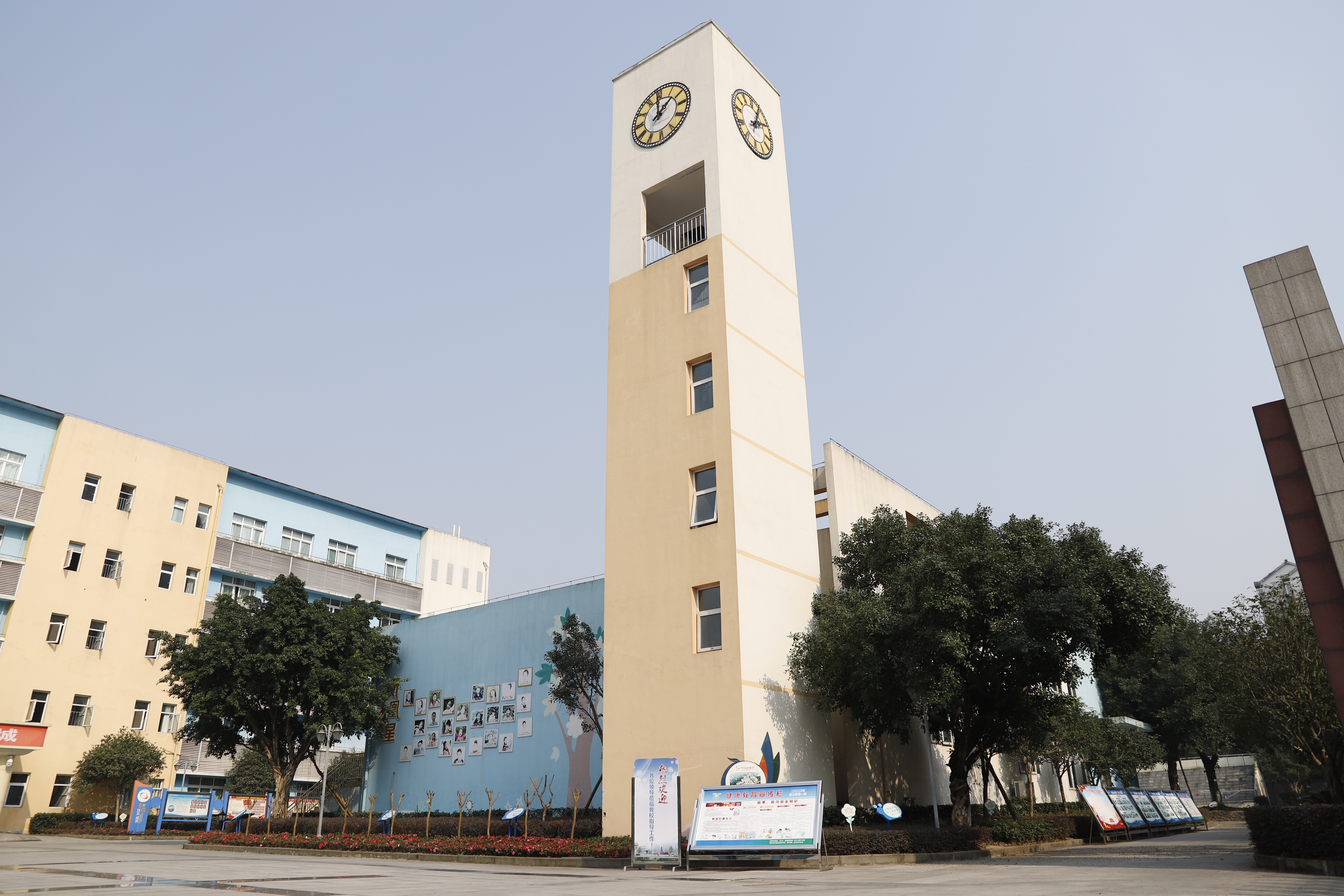  p>凤凰湖小学创建于2015年9月,位于永川区凤凰湖工业园区,占地面积