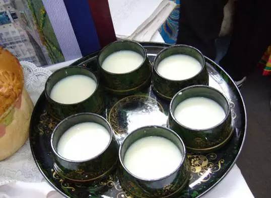 当马奶变成清淡透明,味道酸辣时,即成为马奶酒. /p>
