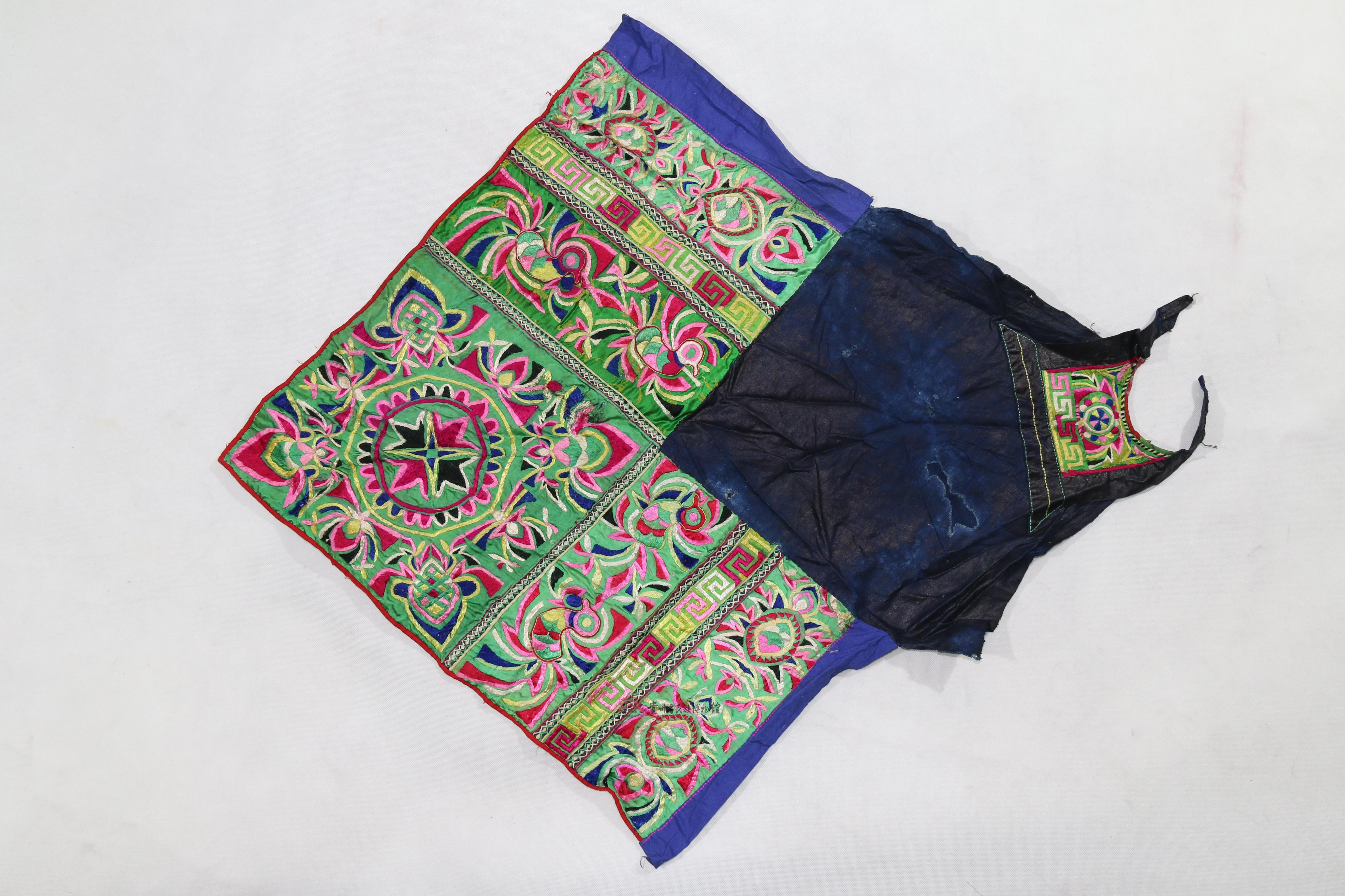 当代榕江苗族绿缎破线绣鸟纹胸兜