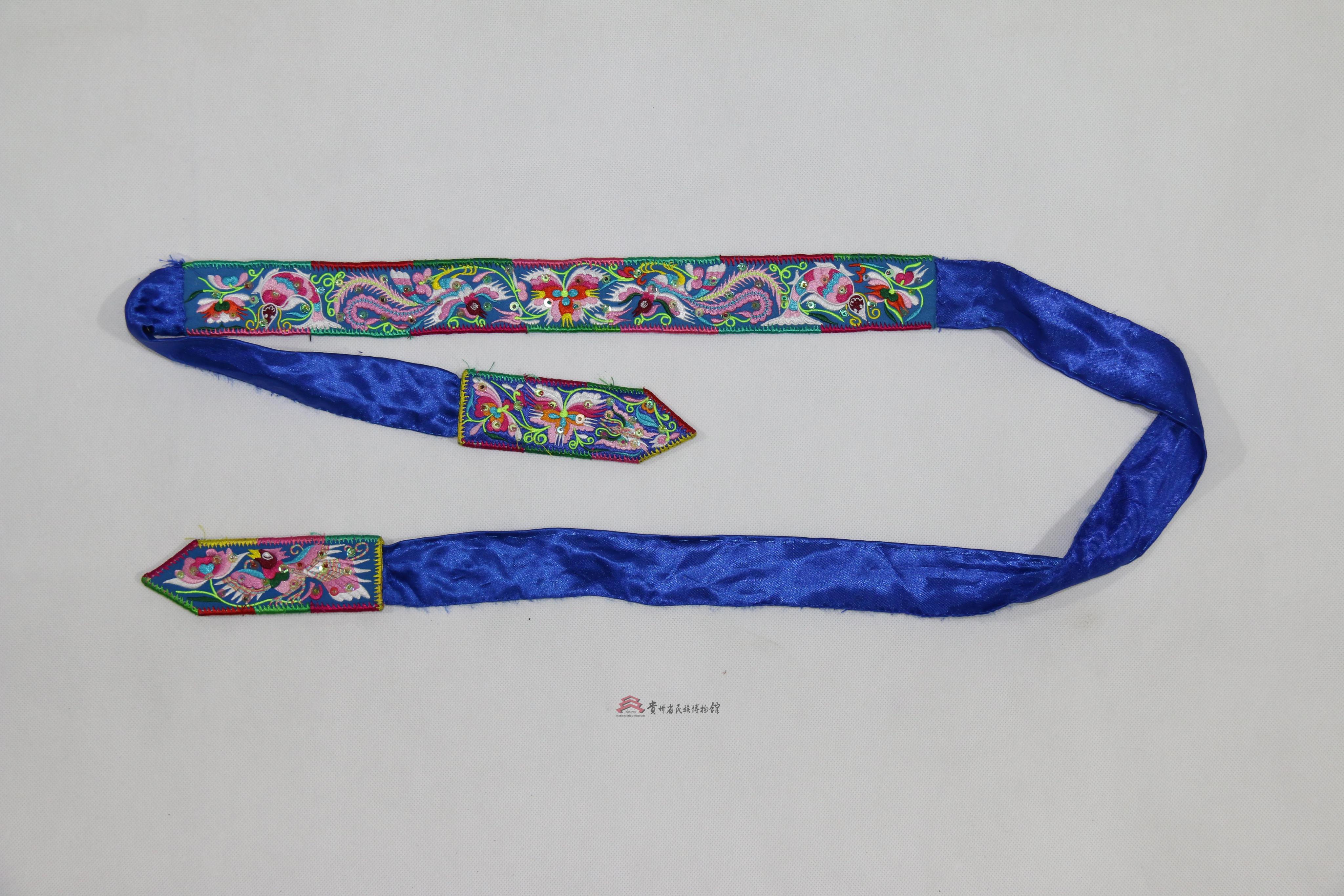 当代报京侗族蓝缎平绣花鸟纹围腰带