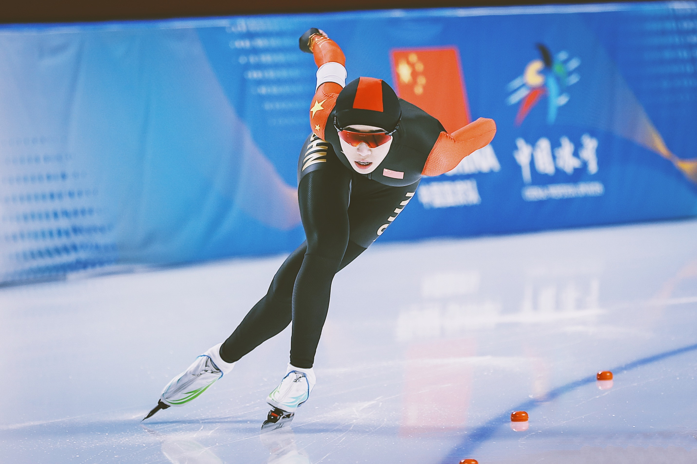 阿达克,1999年6月1日出生于 a target="_blank" href="/item/新疆