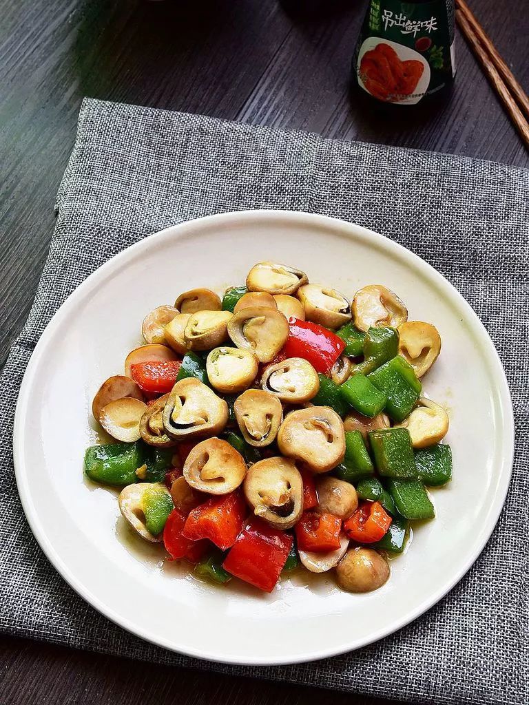  p data-id="gn7jetswsm"> 青红黄椒炒草菇是一道以青椒,黄椒,红椒