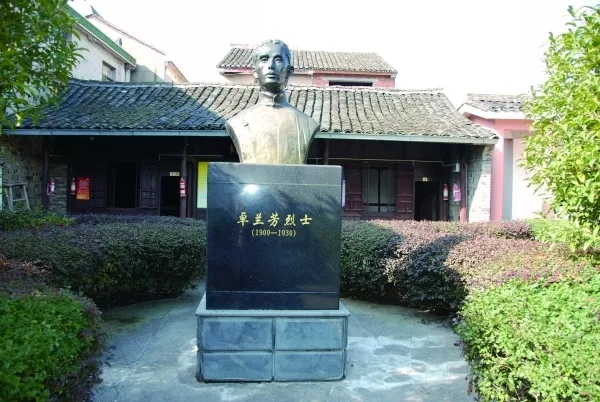烈士纪念馆位于 a target="_blank" href="/item/奉化市/10094552"