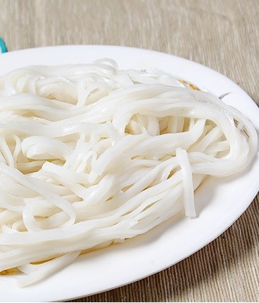  p>河粉(英文:rice noodles),又称沙河粉,形状是扁宽.