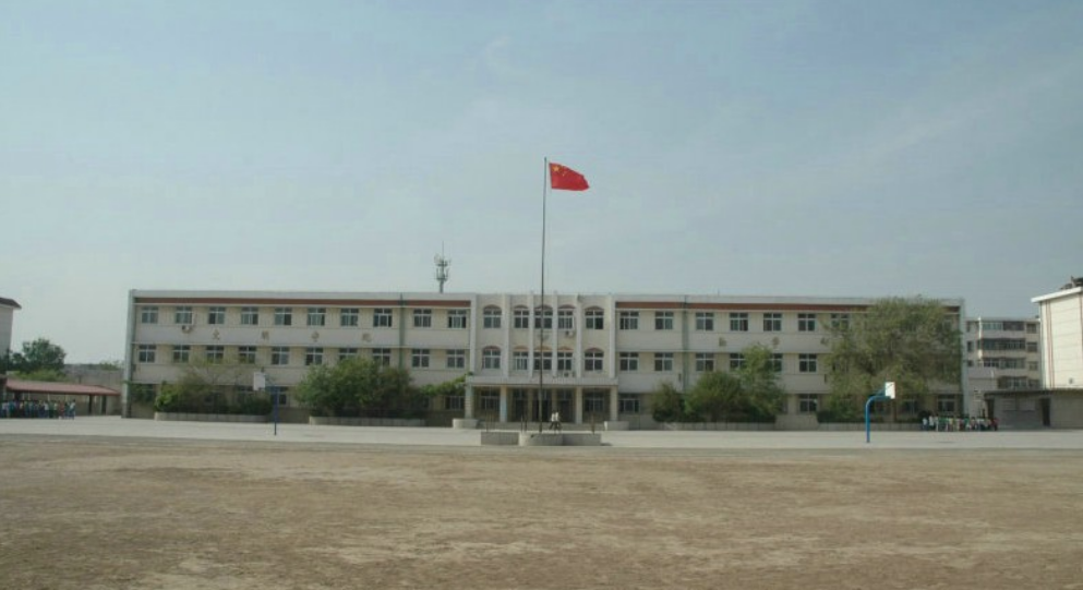 三号院小学始建于1978年,是位于天津市大港油田中心区的一所完全小学