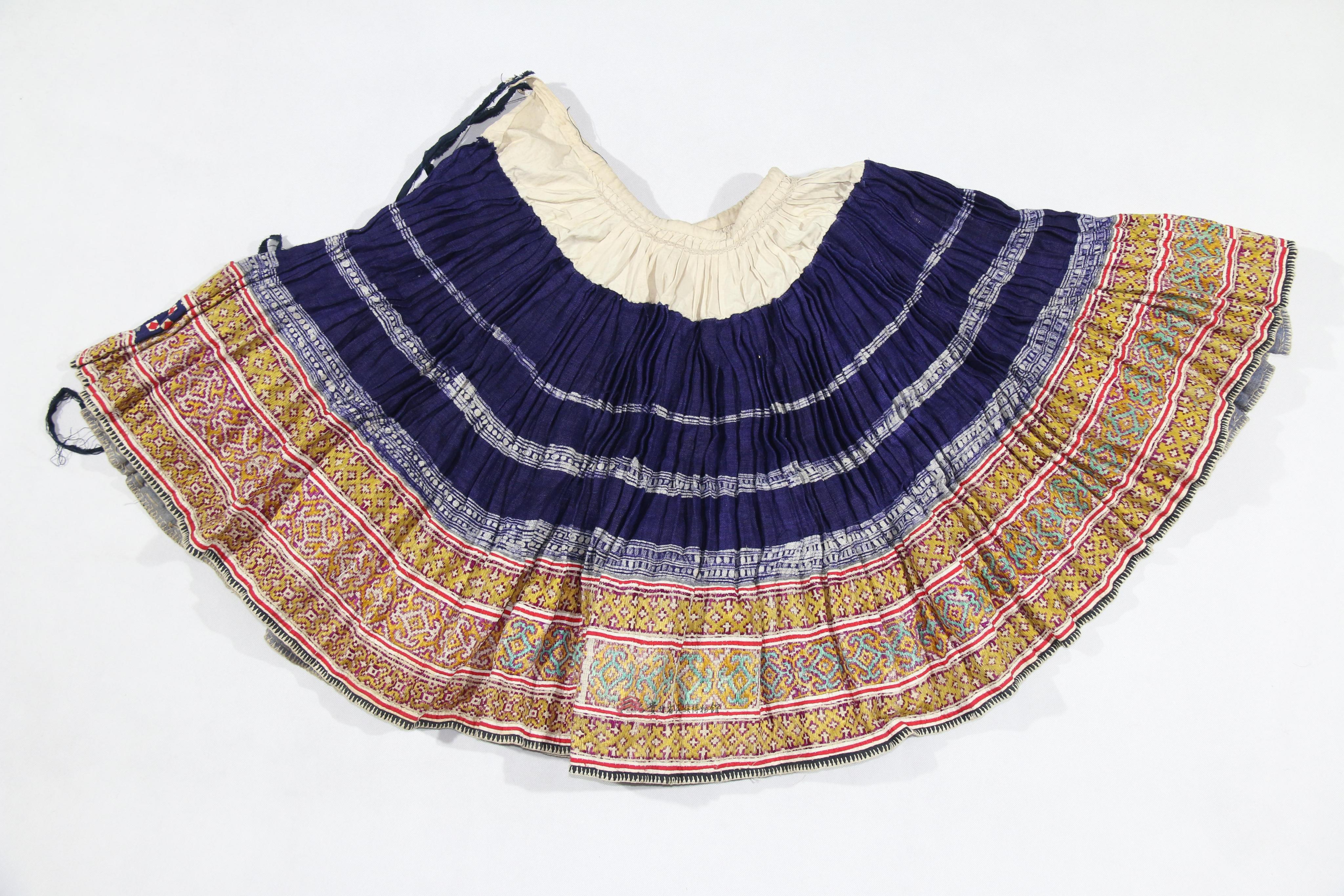 当代遵义苗族蜡染平绣花纹百褶裙