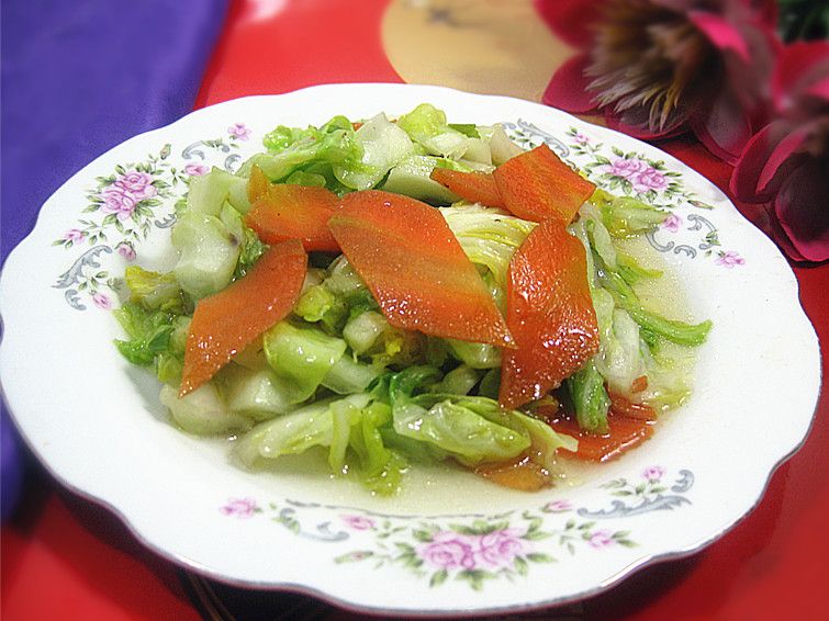 胡萝卜炒牛心菜