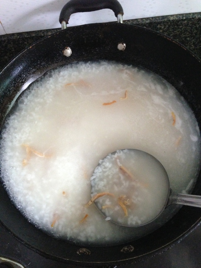 data-id="go02dkp8a3">鱿鱼香菇肉丝粥是一道由米饭,鱿鱼干,香菇,瘦肉