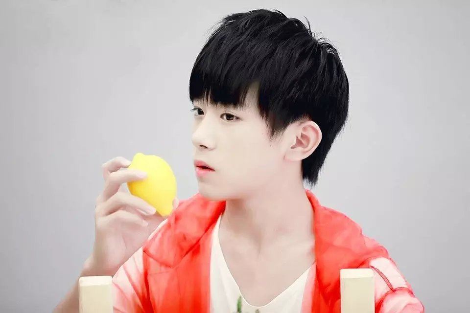  p>易烊千玺,2000年11月28日生于湖南怀化,中国内地男演员,歌手,舞者