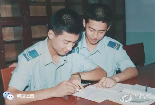  p>"空军双胞胎军官"指王超王越兄弟,1980年,王超王越兄弟出生在辽宁
