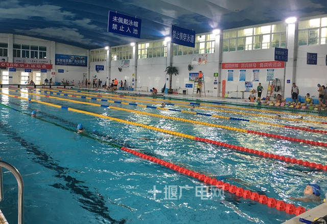  p>十堰市游泳馆是2005年市政府承诺市民的十件实事之一,由 a href="