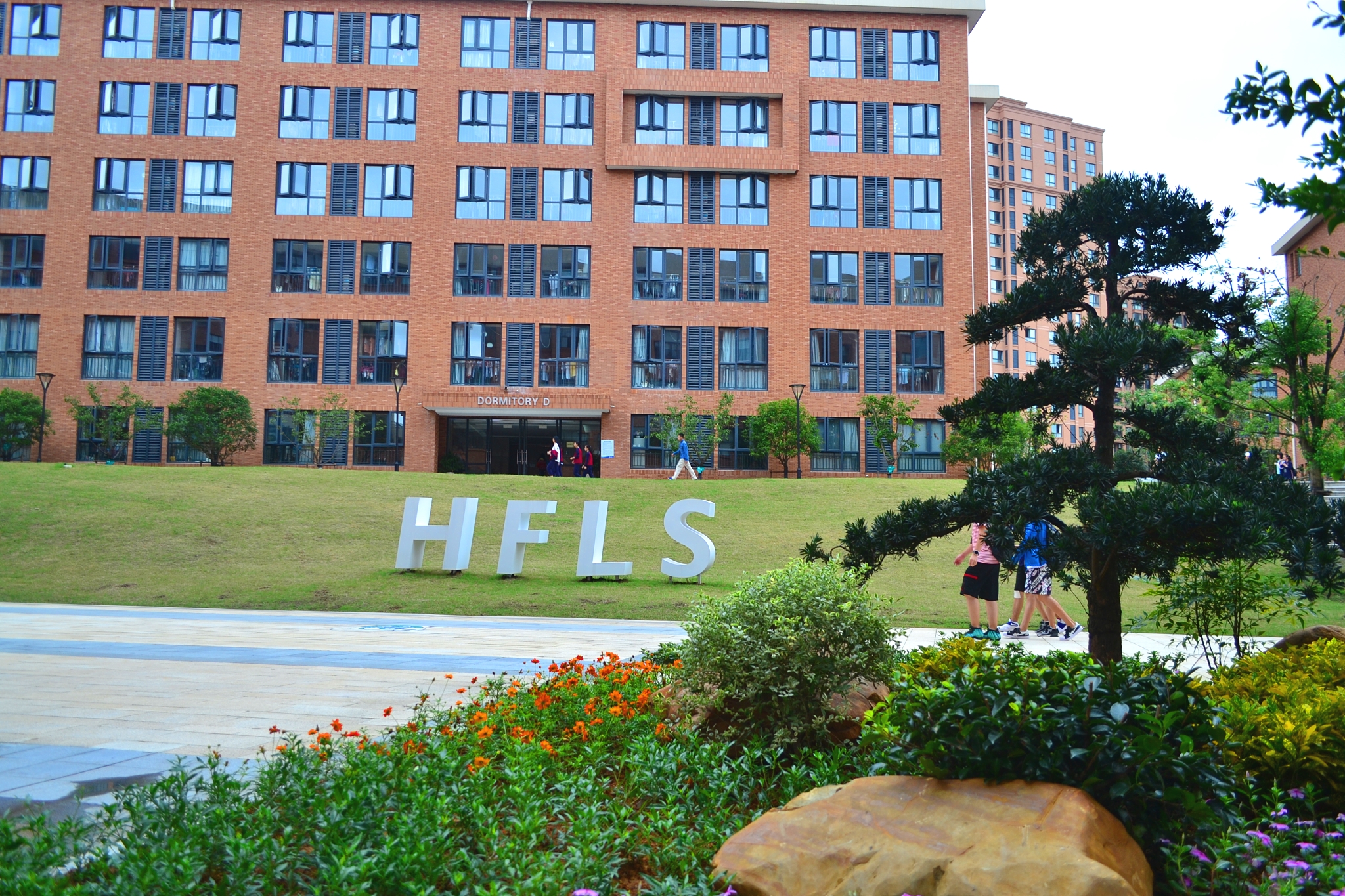  p>诸暨海亮国际学校位于浙江省诸暨市,2002年创办预科班,后逐渐扩展