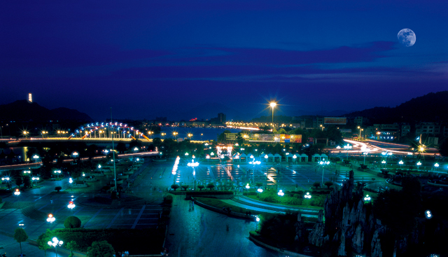  p>广丰月兔广场是广丰县旅游景点之一,有喷泉,假山,舞池,露天电影院