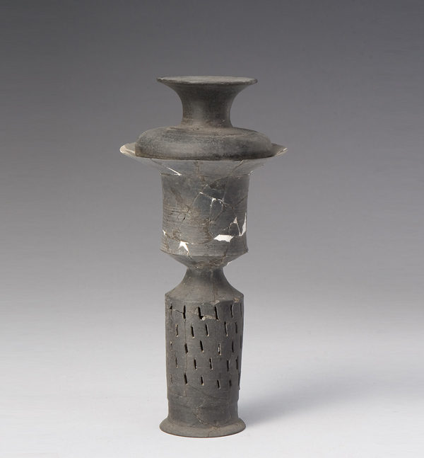 龙山蛋壳镂空高柄盖杯