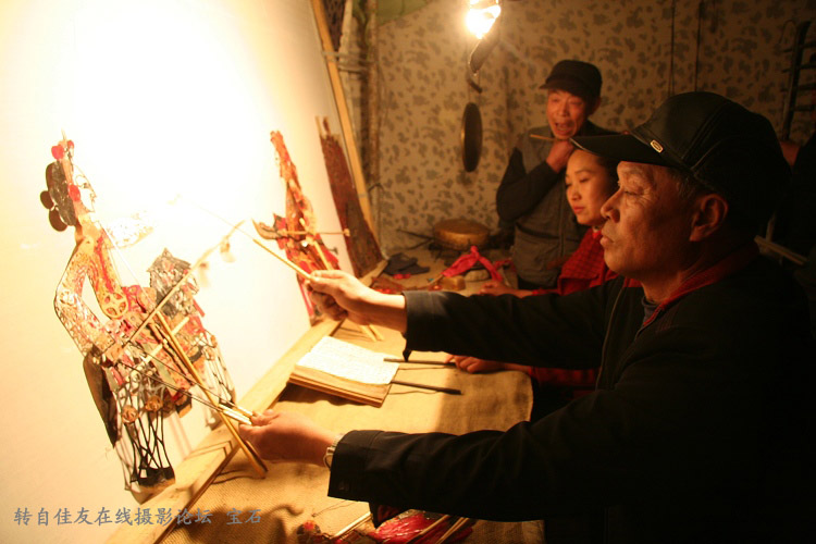  p>皮影戏(shadow puppets),又称"影子戏"或"灯影戏",是一种以兽皮或