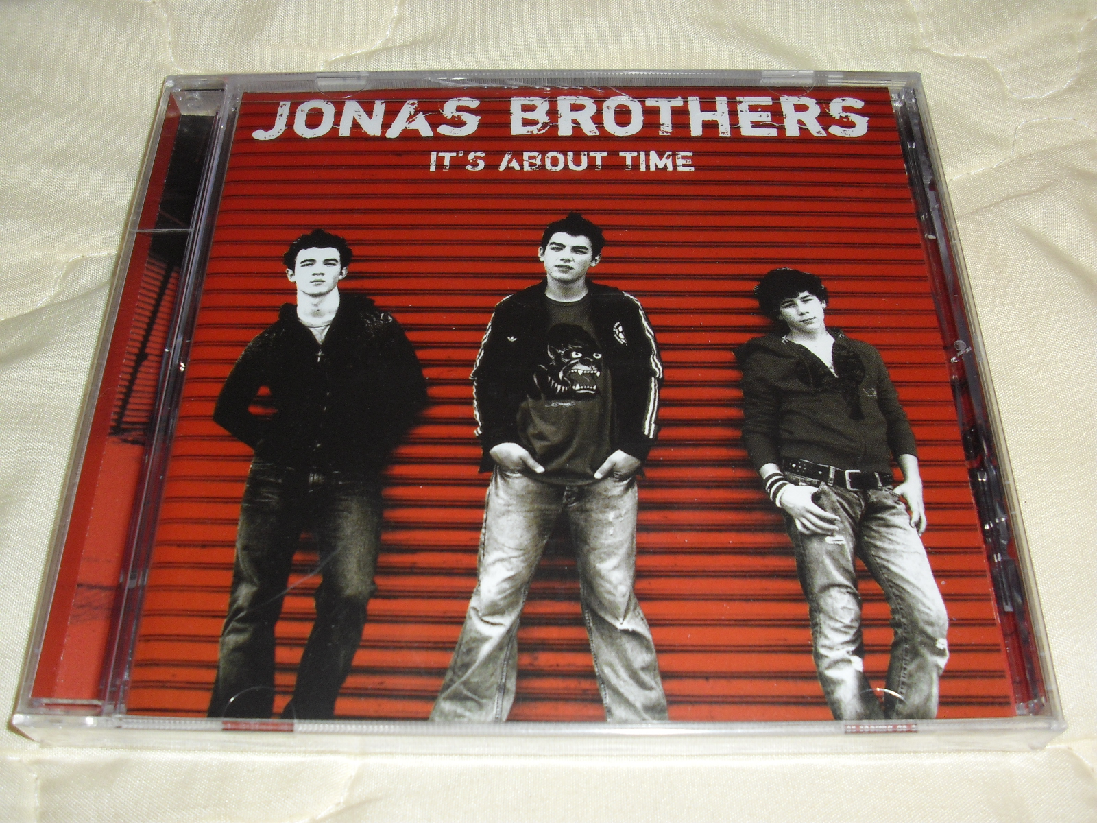  p>《its about time》 是乔纳斯兄弟(jonas brothers)首张录音室