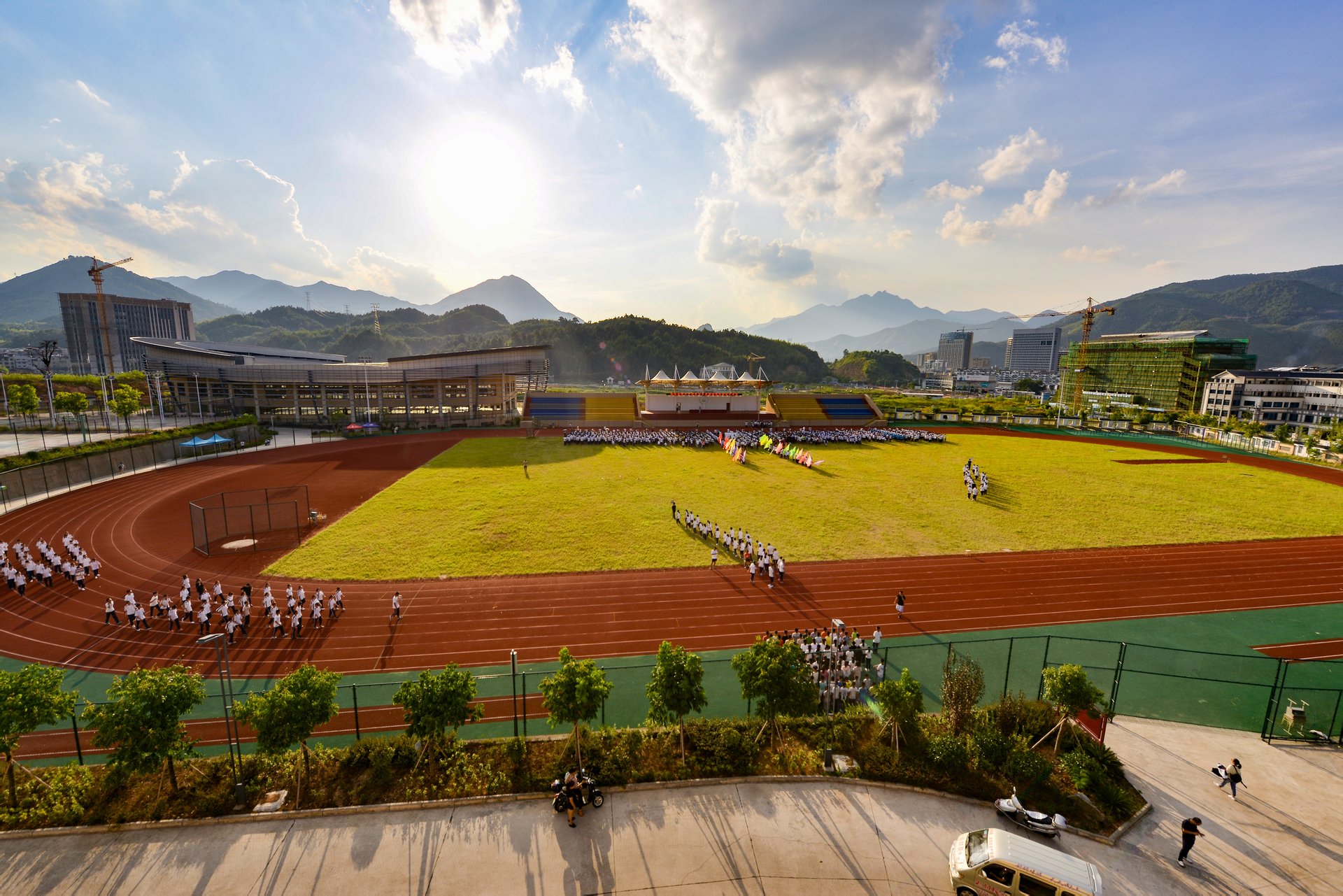  p>庆元二中自1979年创建,本着"树品牌,争一流,创特色"的使命,一路