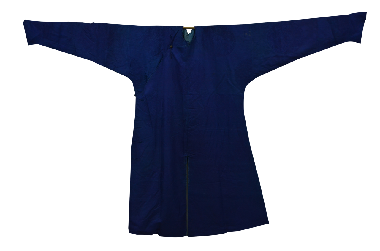 清代蓝绸团龙纹马蹄袖常服