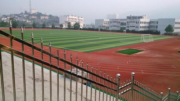  p>始建于1942年的保康一中,数度迁址,更名,现位于保康县城关镇笔架山