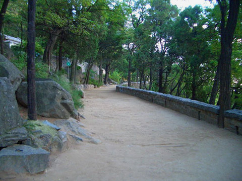 在泰山中天门北,又名快活山