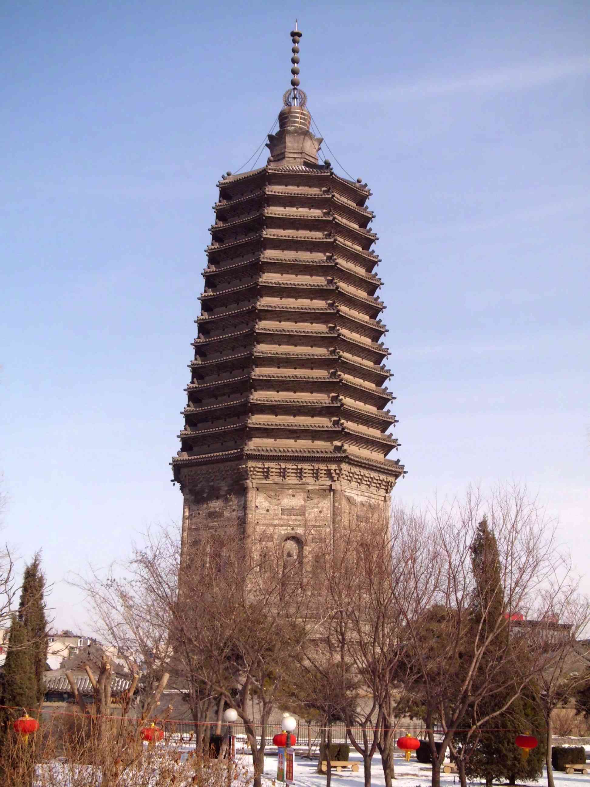  p>锦州辽塔坐落在大广济寺前,是辽宁省级文物.
