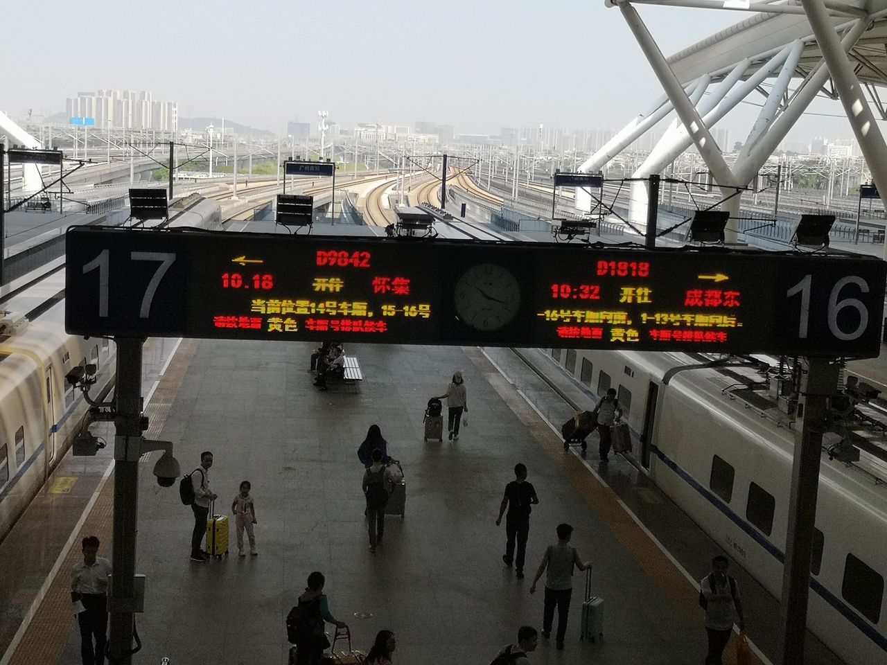  p data-id="gnb2j5ogl6">d1818是一列由广州南发往成都东的动车组