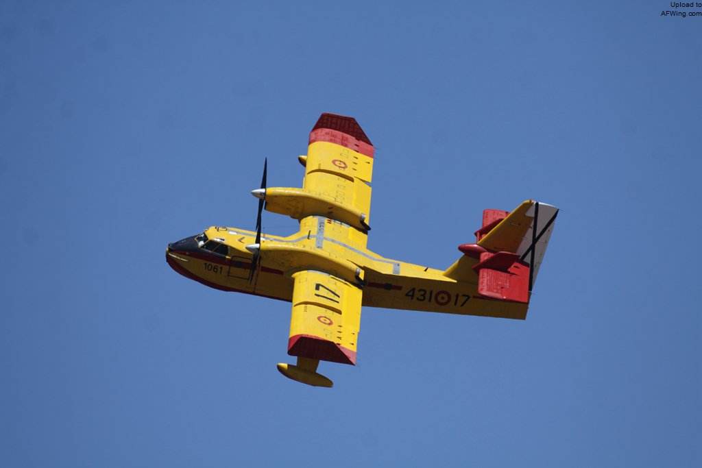 7">cl-415飞机是加拿大庞巴迪宇航公司研制的水陆两栖双发螺旋桨飞机