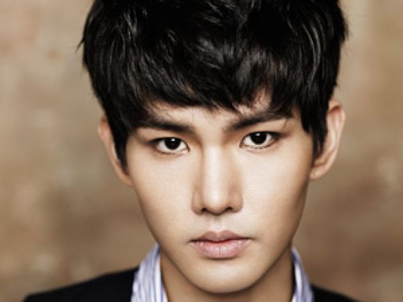 loen entertainment /a>于2013年4月26日推出的男子演唱团体,由宋庆一